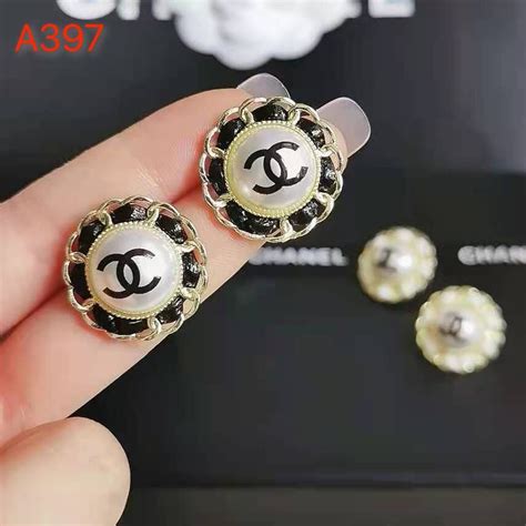 pendientes chanel letras